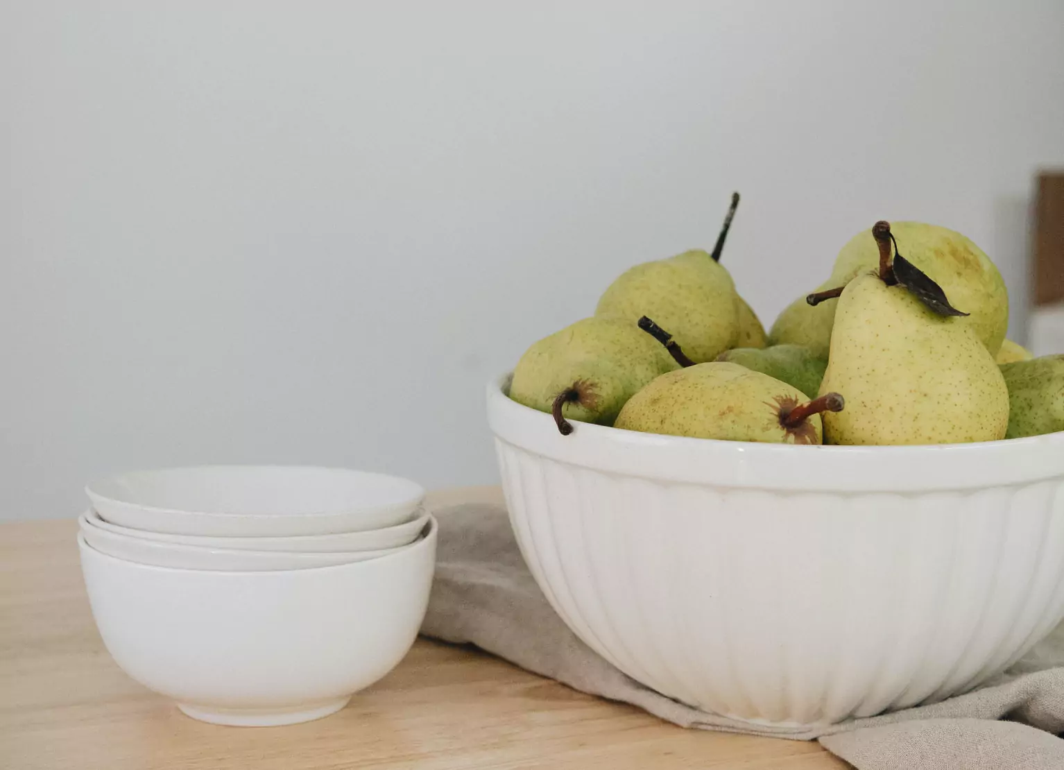 a bowl of pears