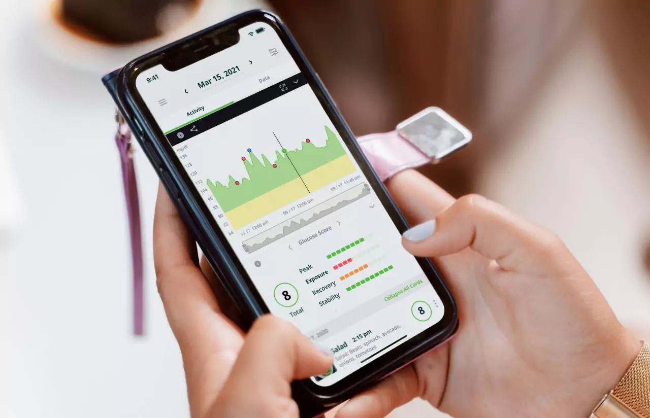 A person checking glucose response on the Nutrisense app 