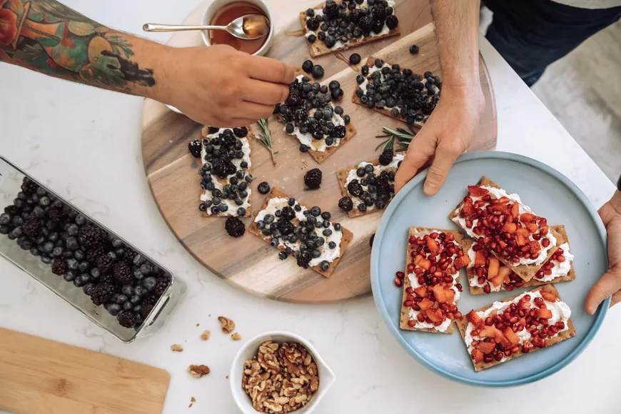 Crackers with yogurt and berries
