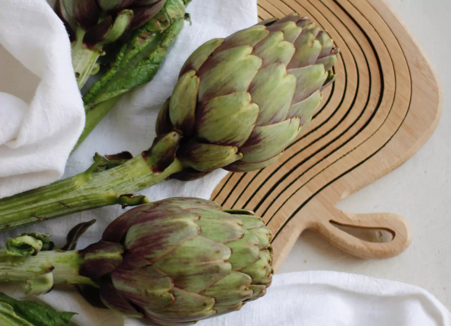 Cutting board with a bunch of asparagus 