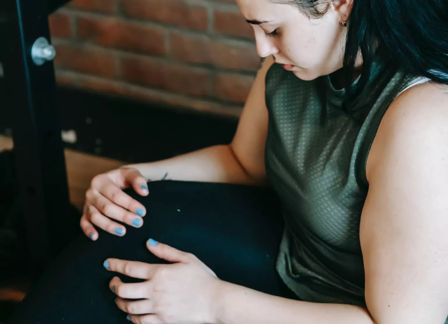 A woman holding her knee after exercise