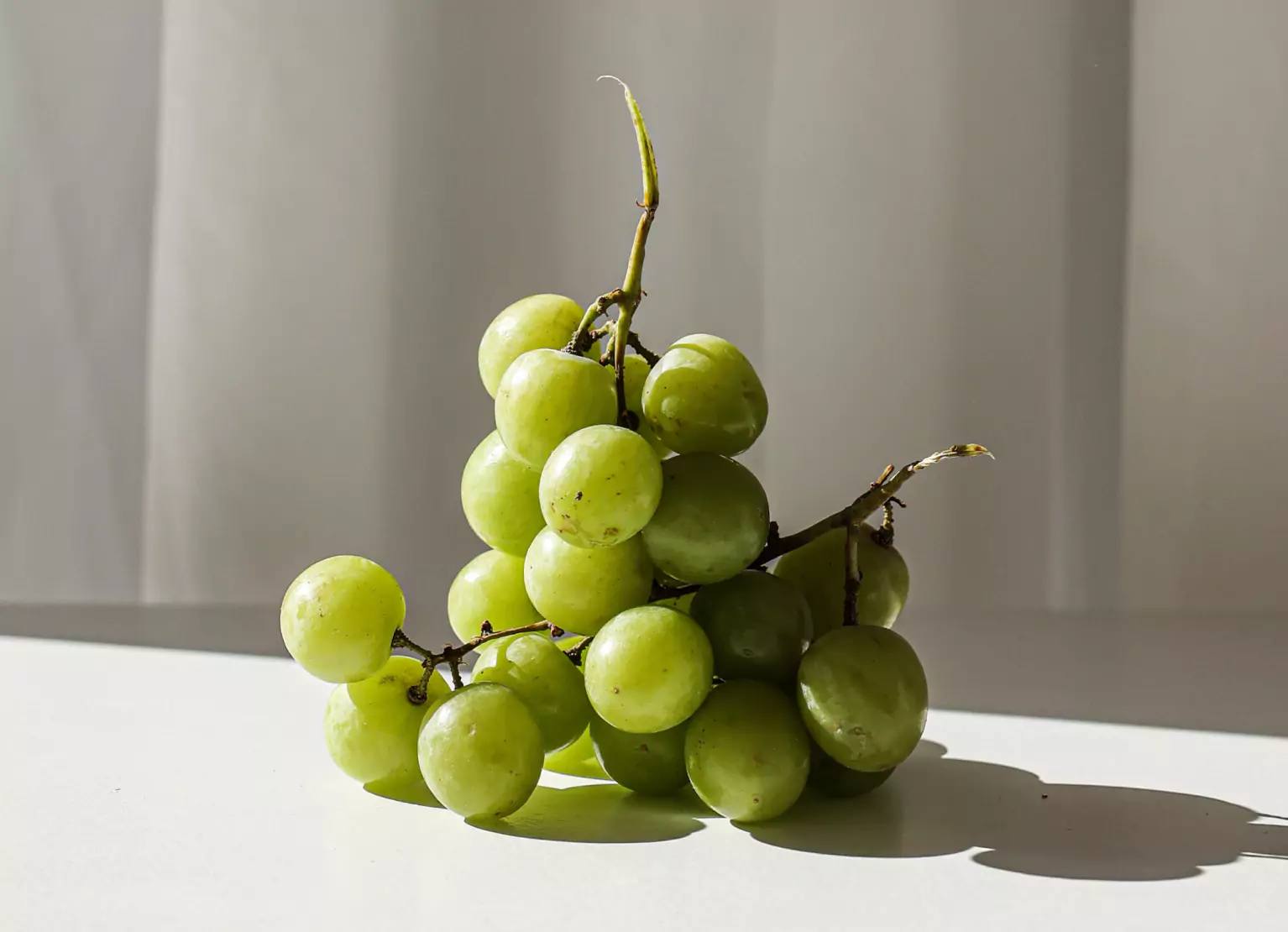 a bunch of green grapes