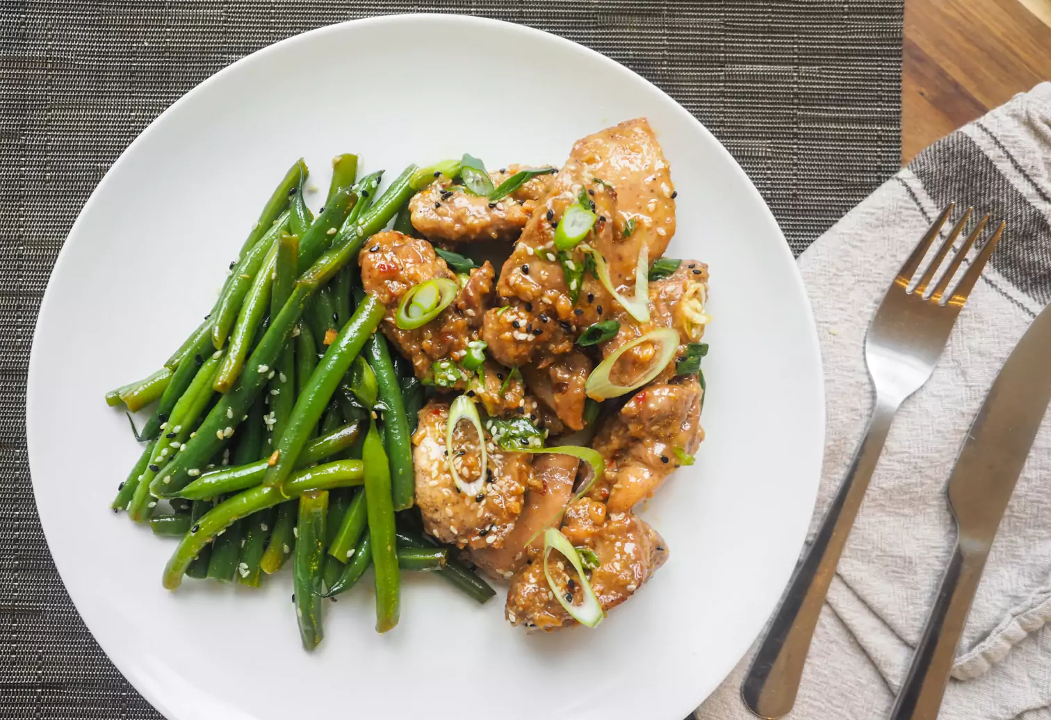 a plate of green beans and chicken