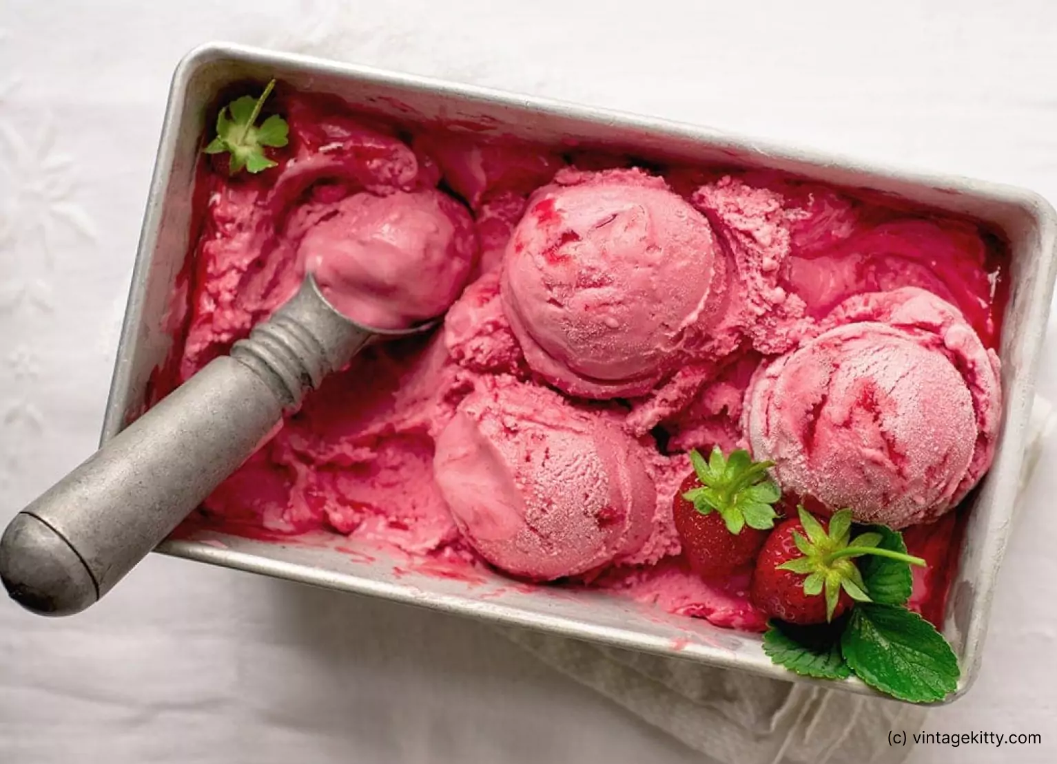 Healthy Strawberry Frozen Yogurt