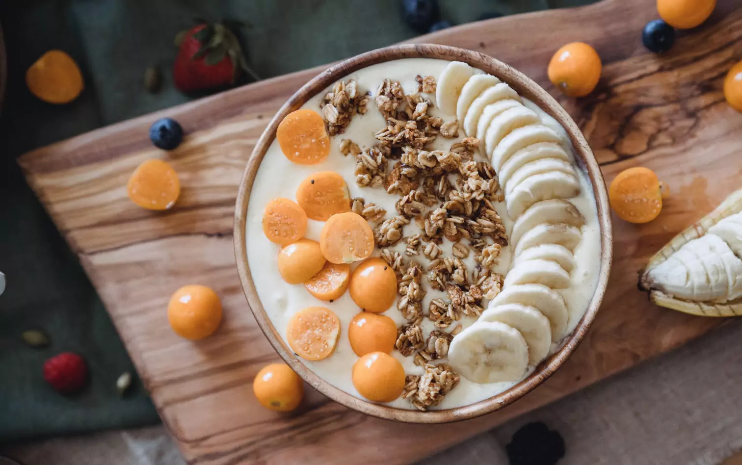 oatmeal with fruits and yogurt 