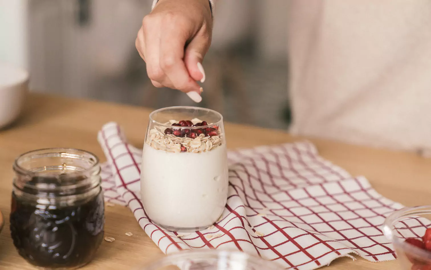 a glass of yogurt and oat flashes 