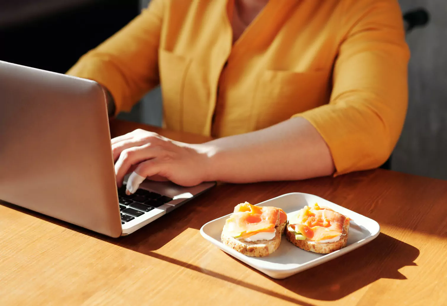 someone working with a plate of ham toast