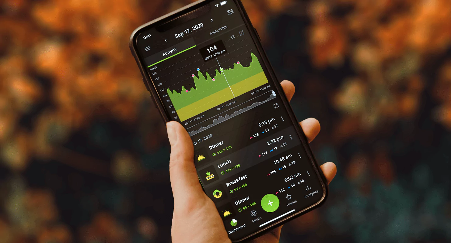 someone looking at their glucose data in the Nutrisense app