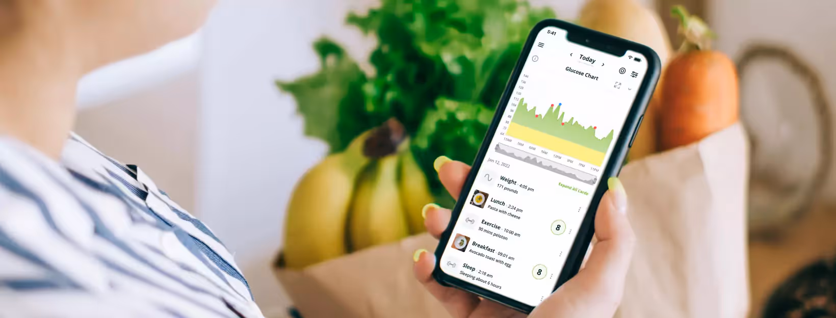someone looking at their glucose data in the Nutrisense app