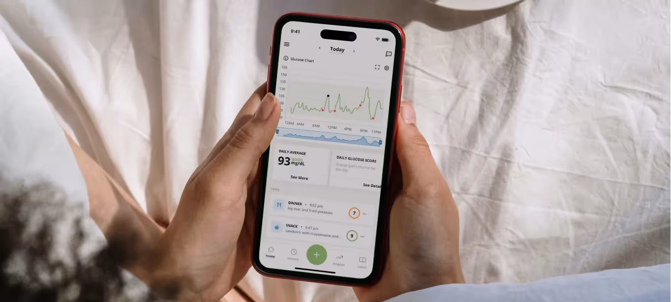 someone looking at their glucose data in the Nutrisense app