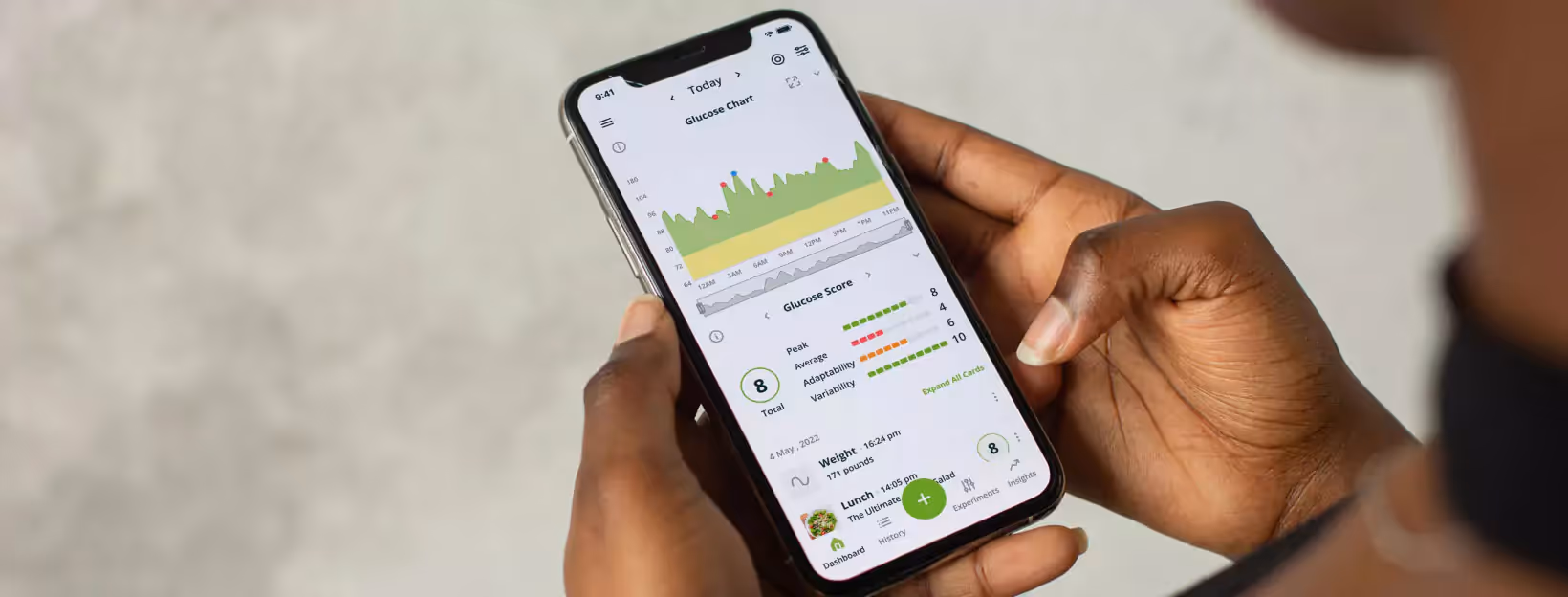 a person tracking their glucose in the Nutrisense app