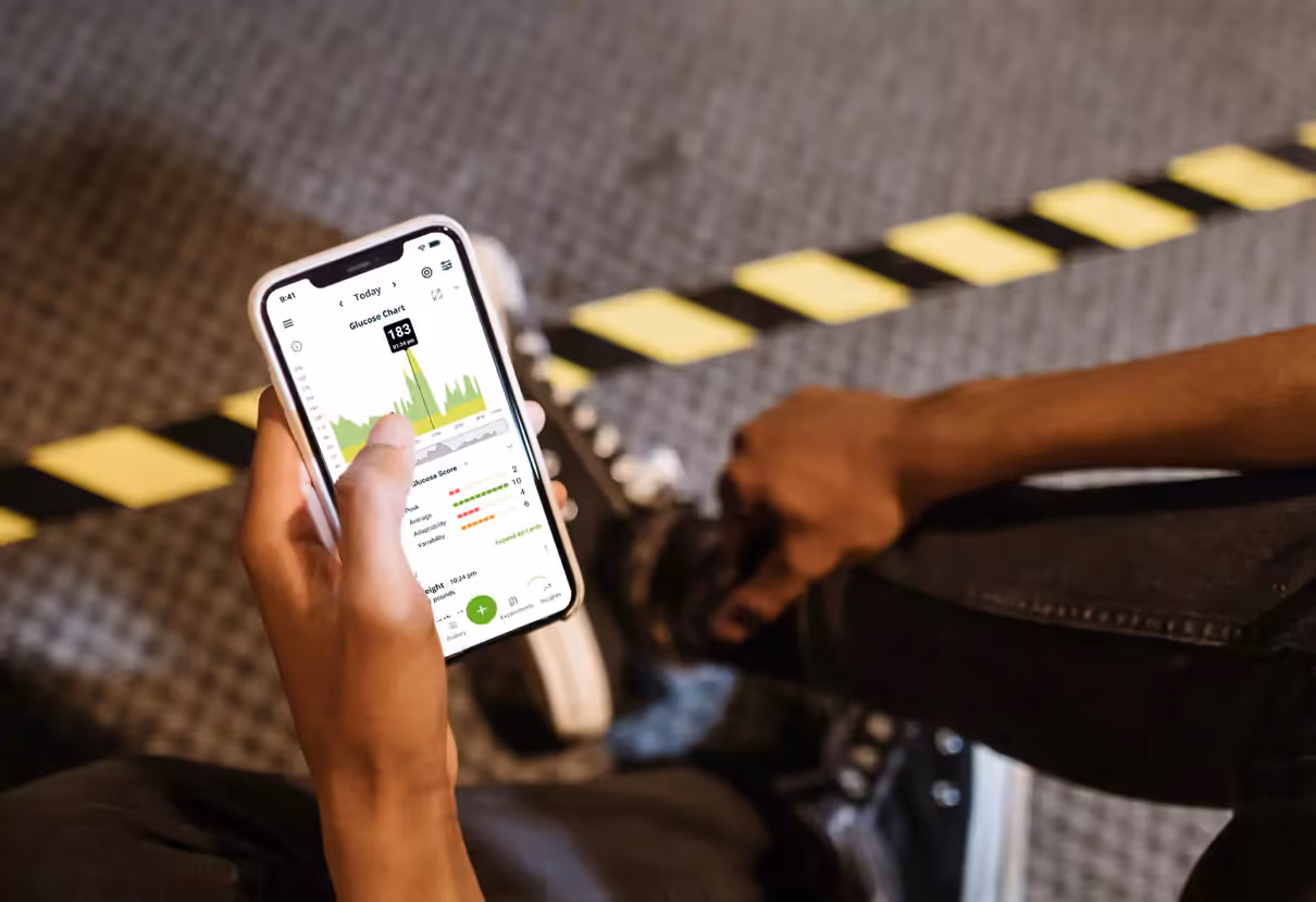 someone looking at their glucose data in the Nutrisense app