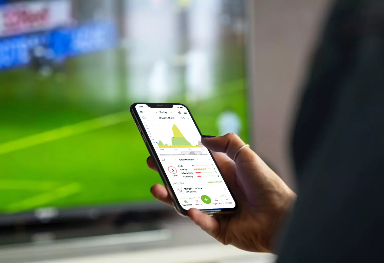 someone looking at their glucose data in the Nutrisense app