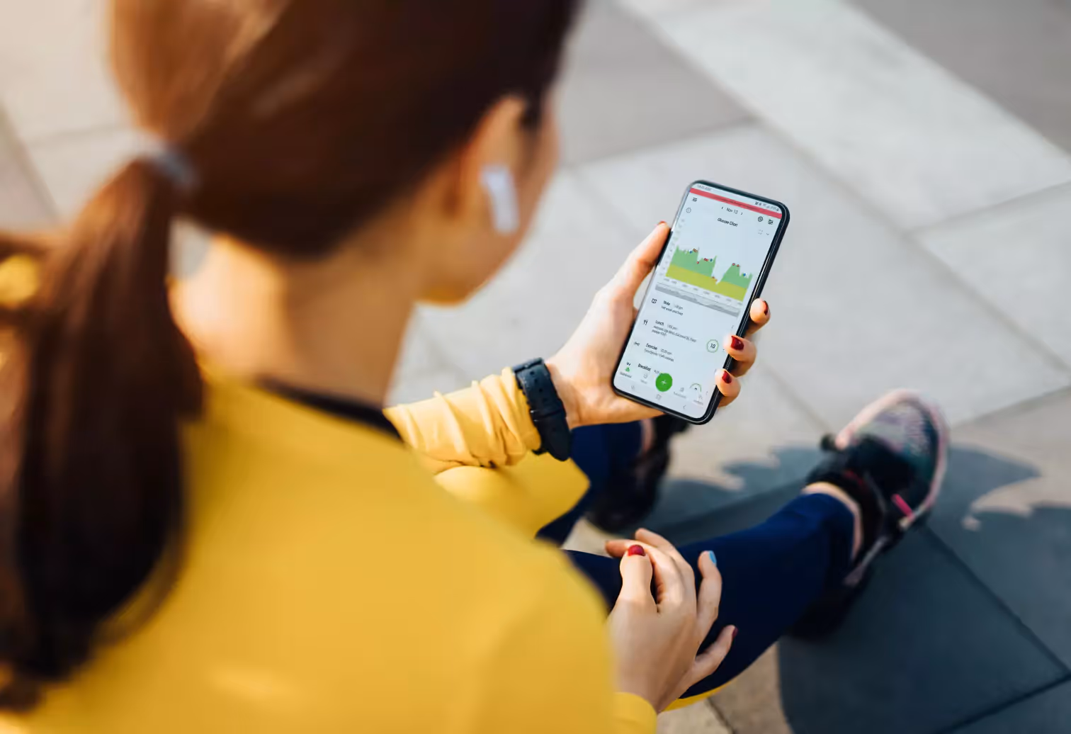 someone looking at their glucose data in the Nutrisense app