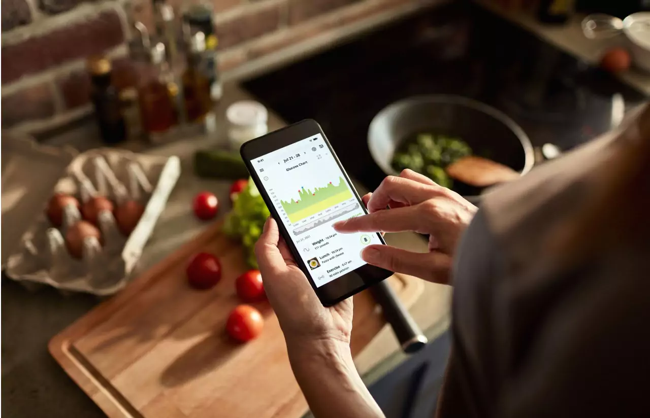 a person looking at a glucose response on the Nutrisense app
