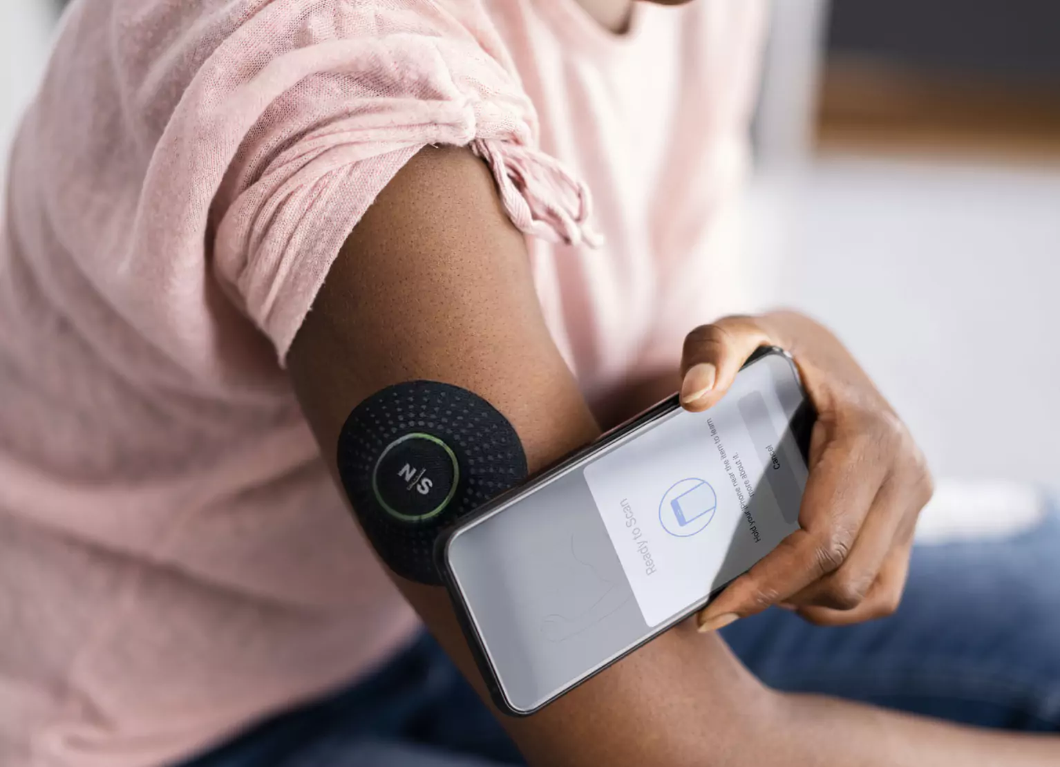 Person syncing their Nutrisense CGM with the Nutrisense app