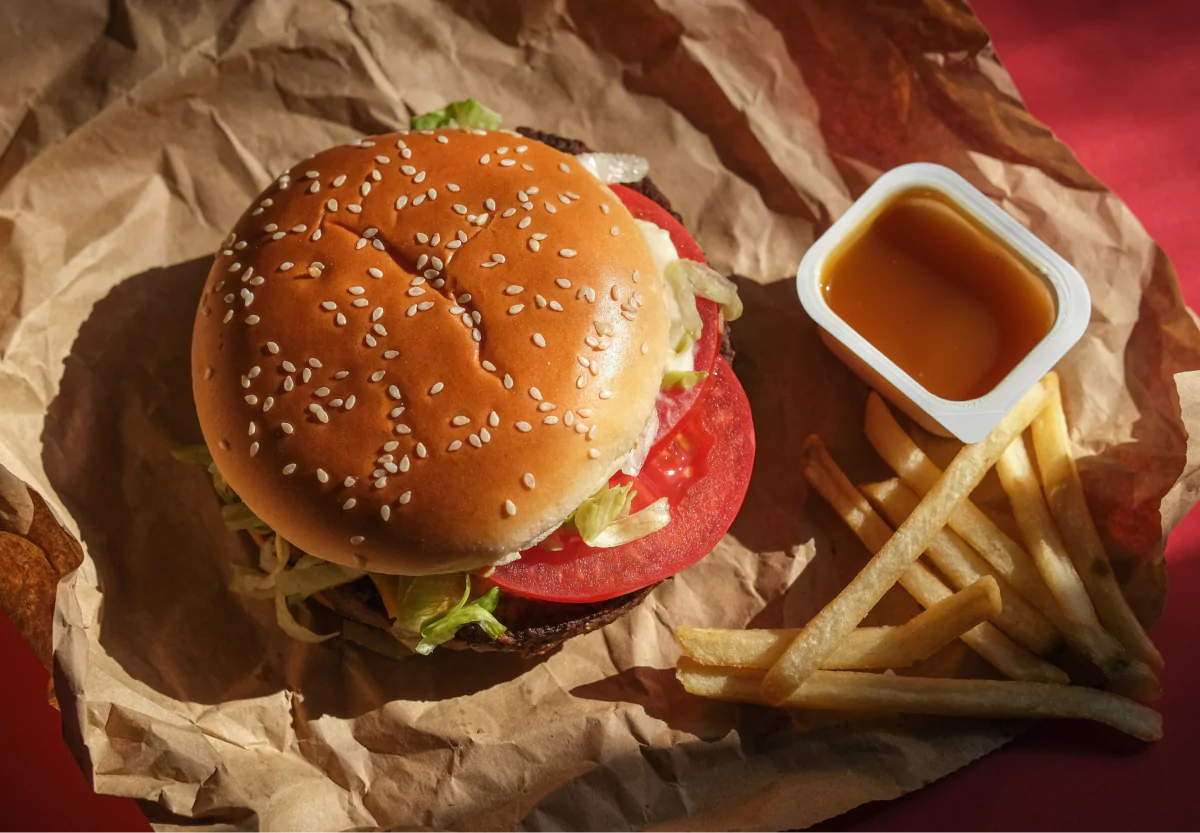 a hamburger with sauce