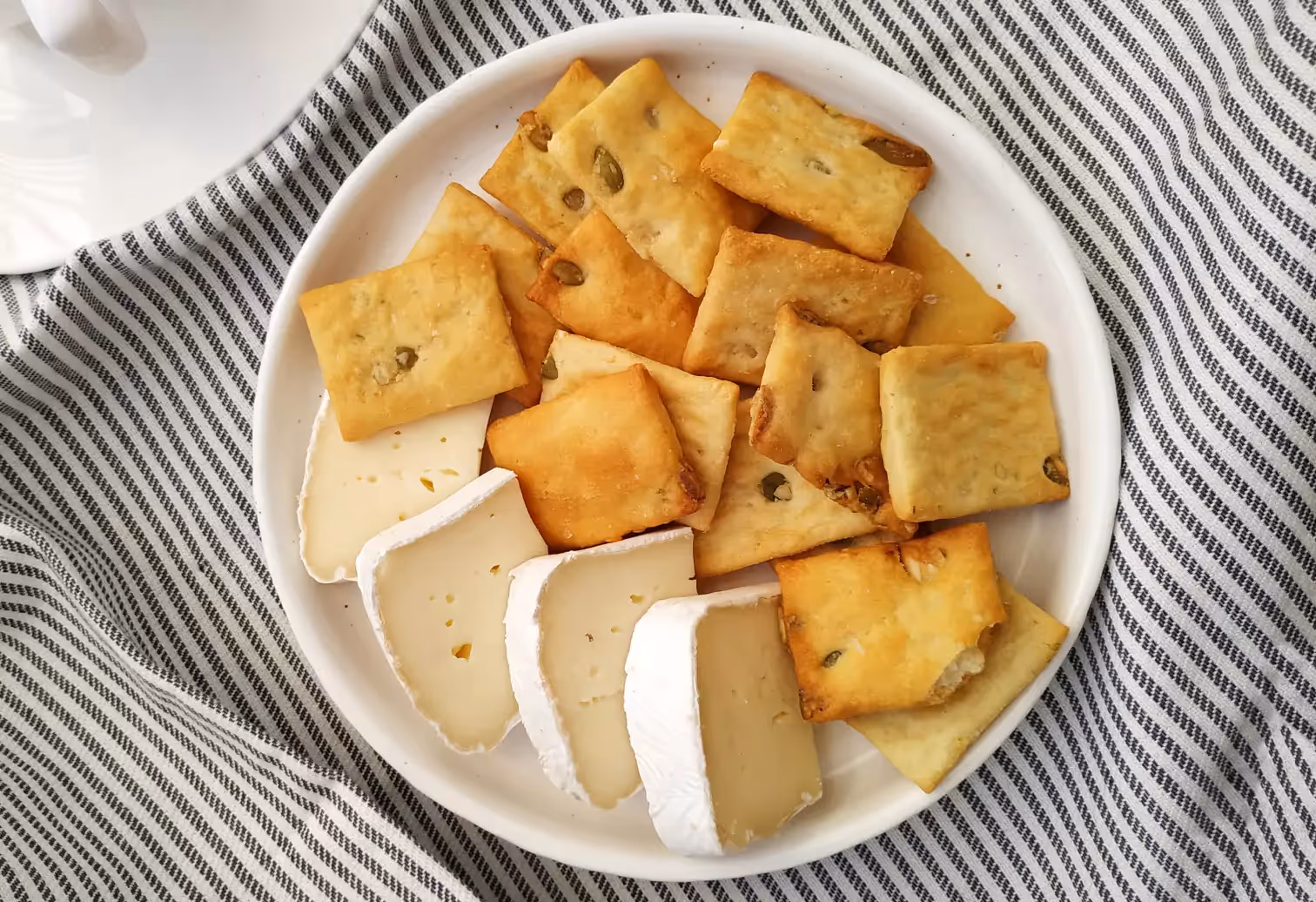 a plate of chips and cheese
