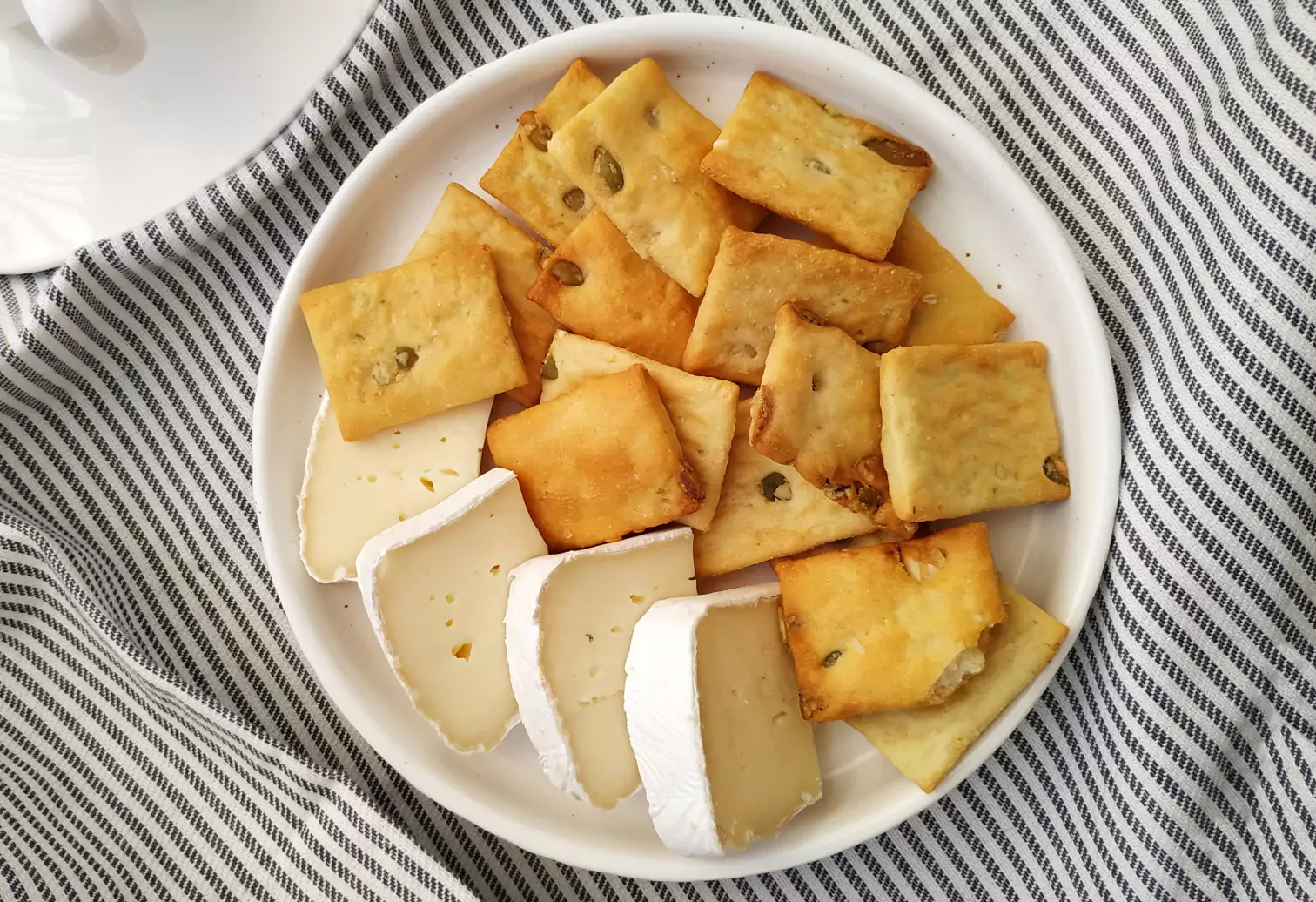 a plate of chips and cheese