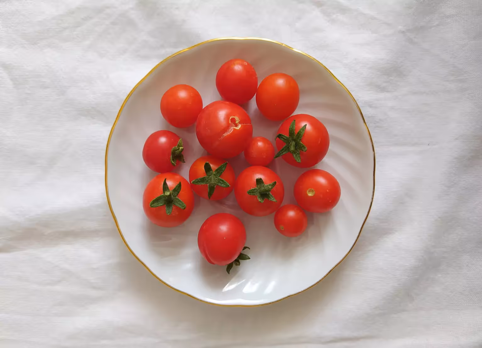 a plate of tomatoes