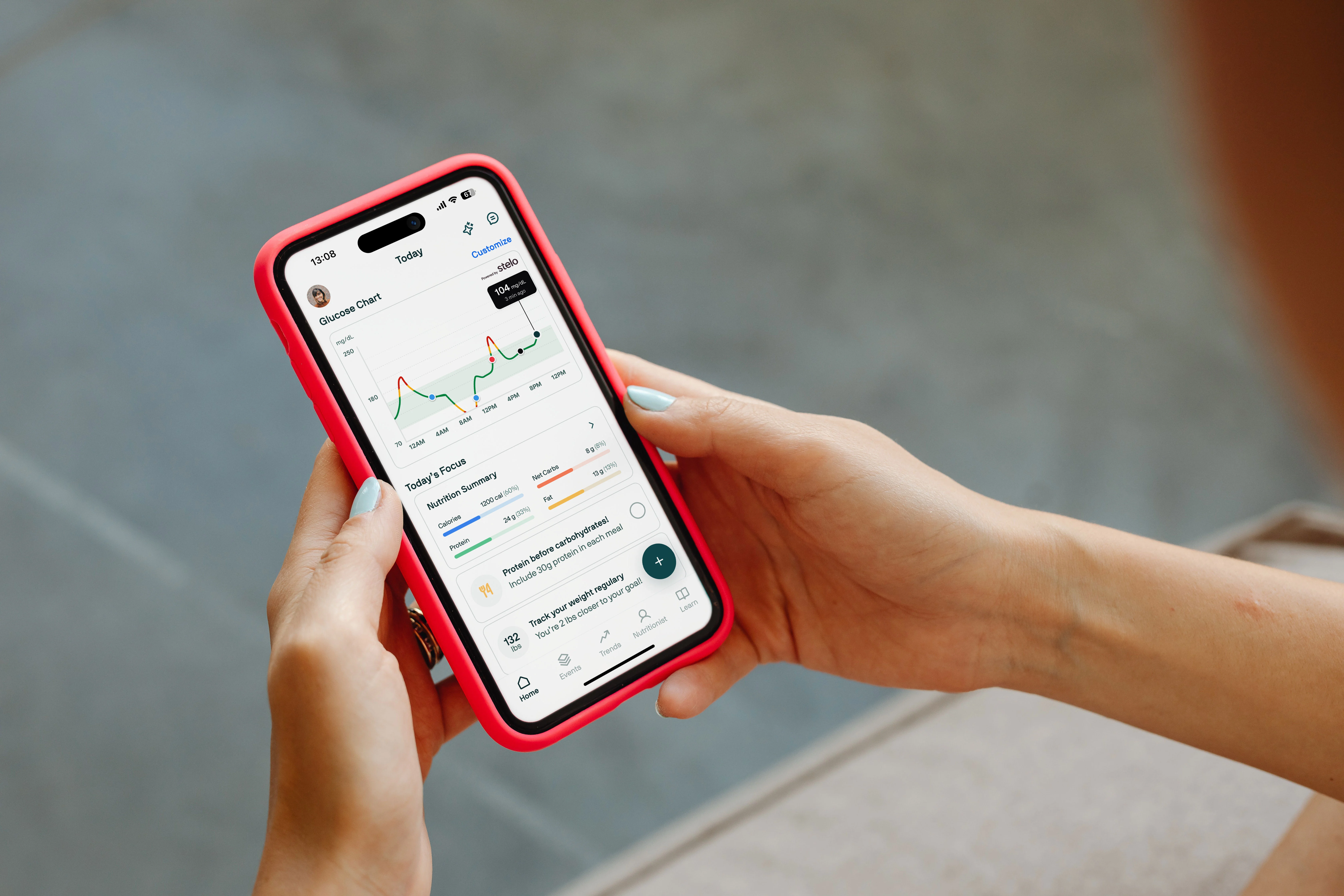 someone looking at their glucose data in the Nutrisense app
