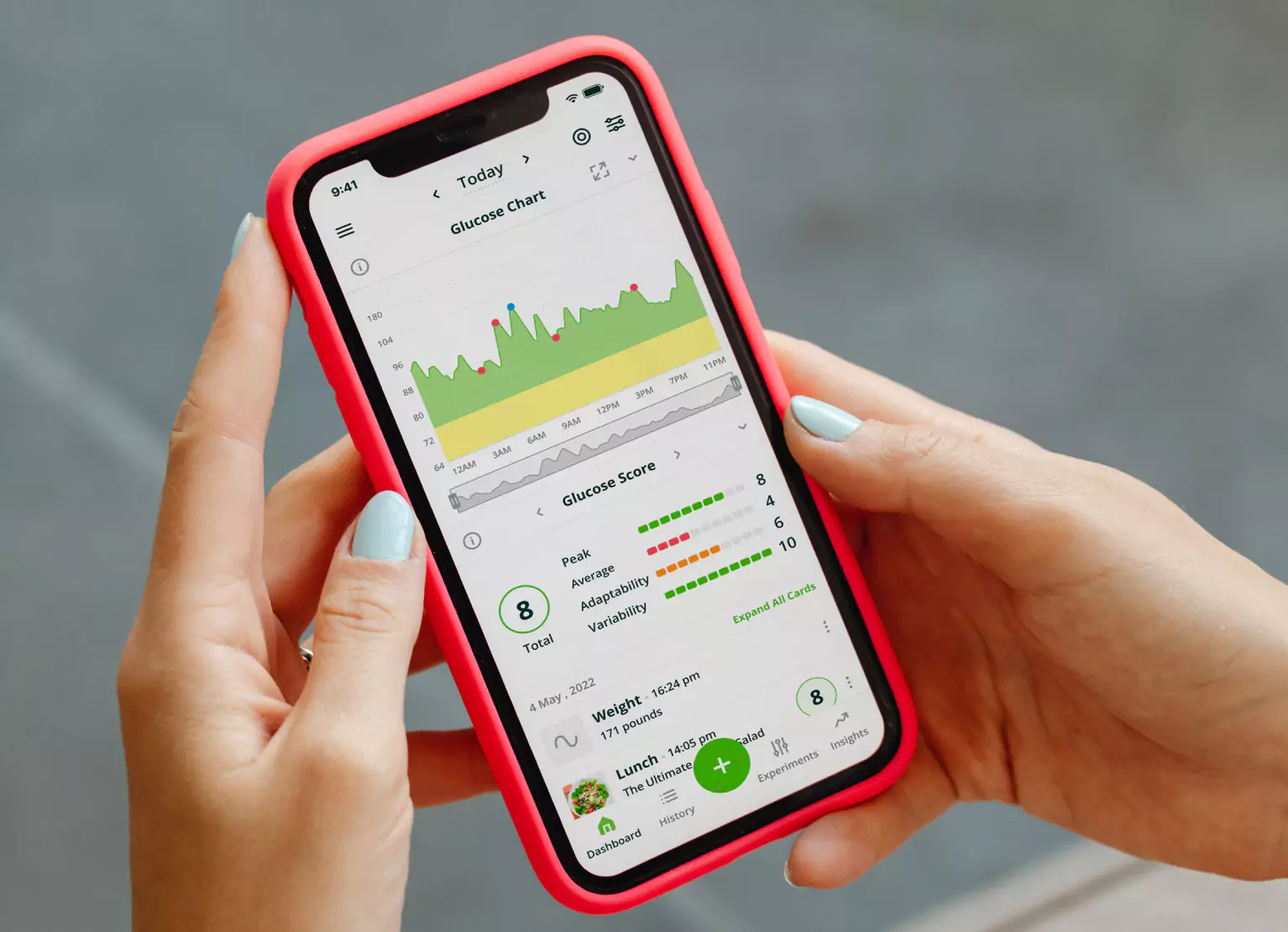 someone looking at their glucose data in the Nutrisense app