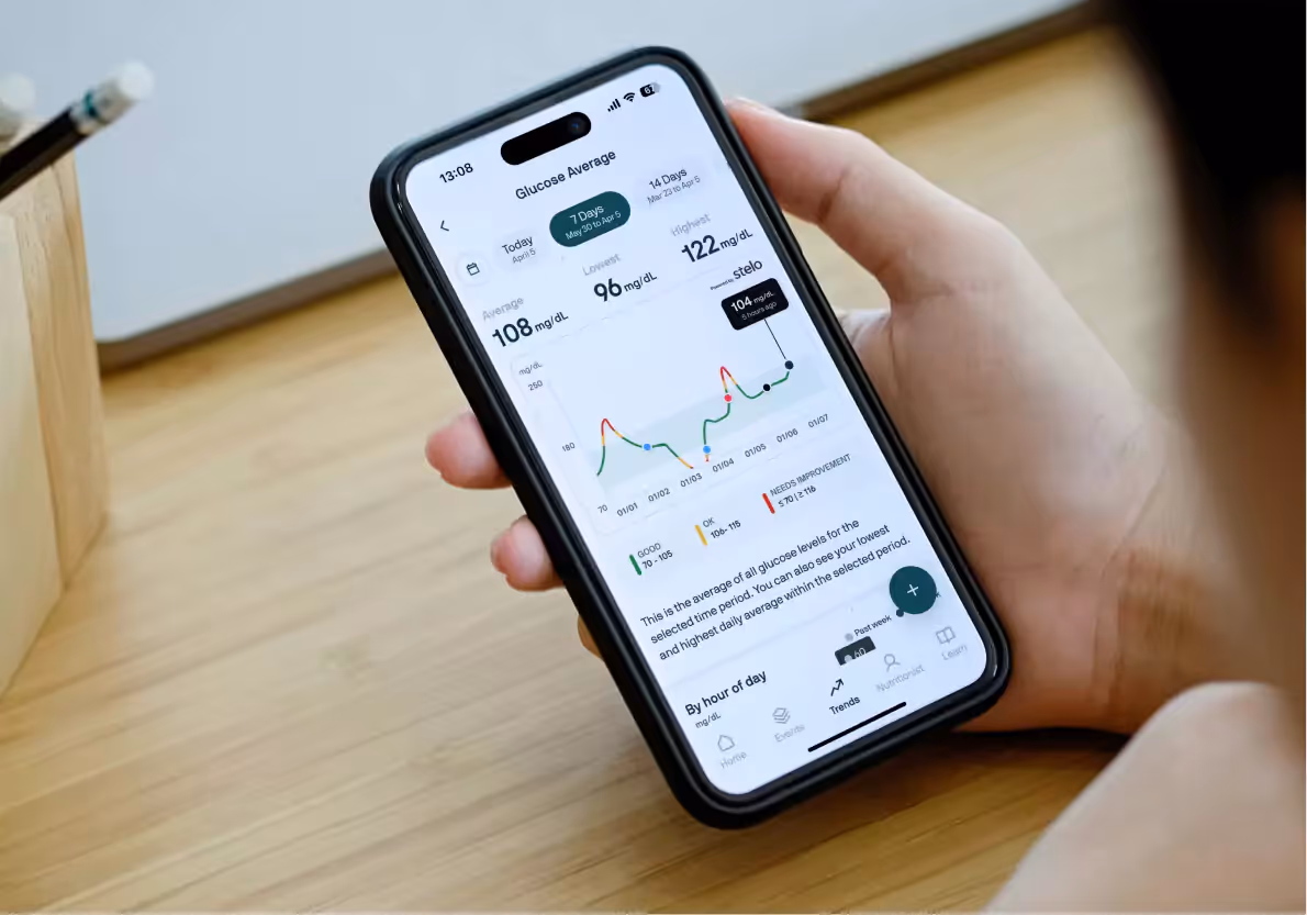 a person checking their glucose chart in the Nutrisense app