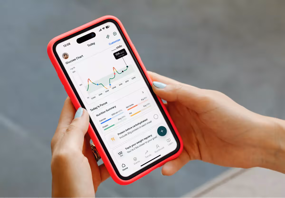 a person checking glucose chart in Nutrisense app