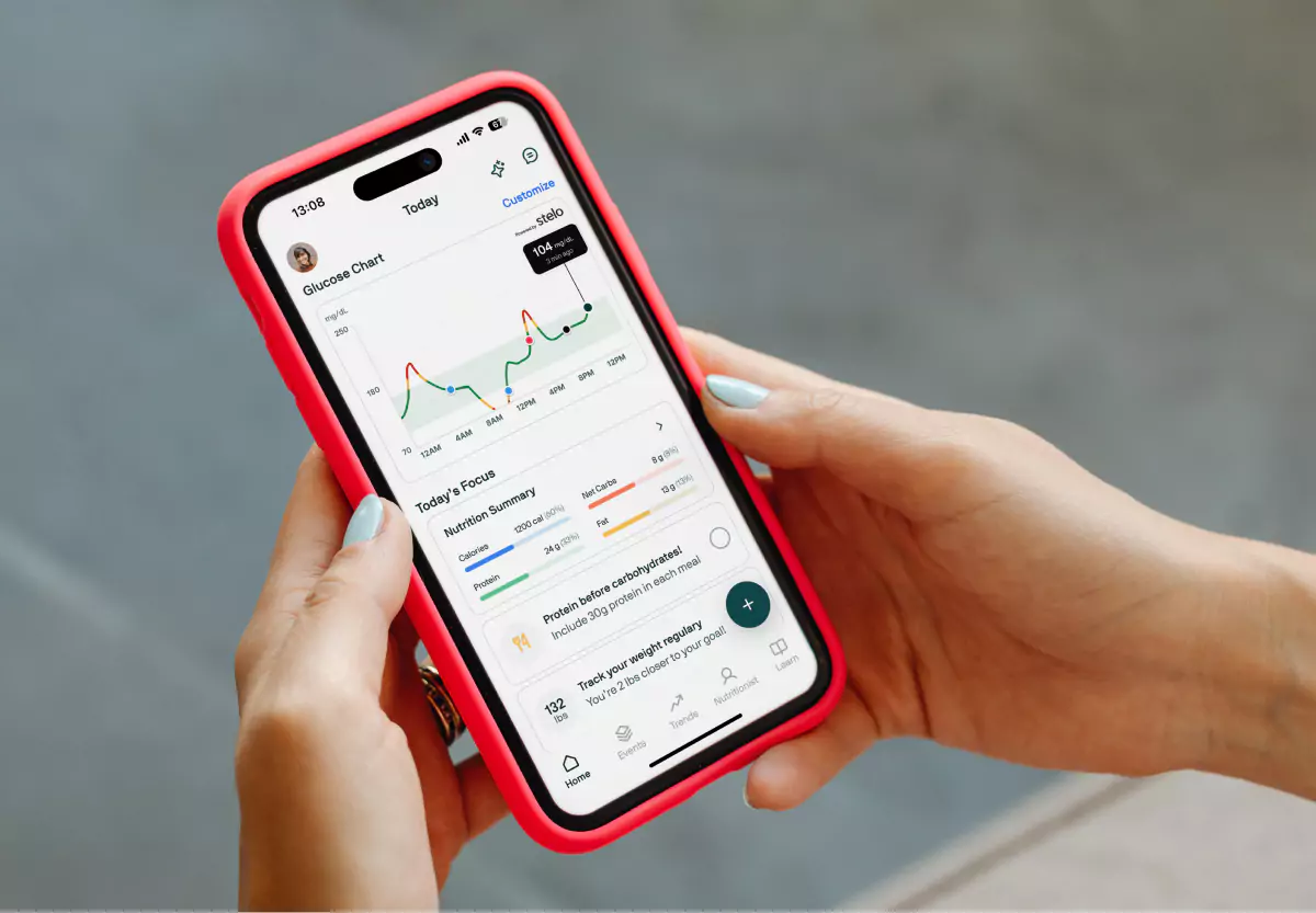 a person checking glucose chart in Nutrisense app