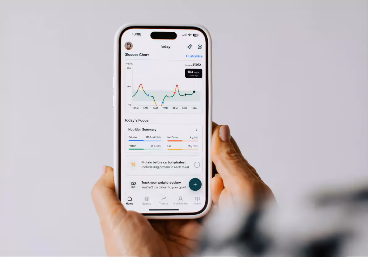 a person looking at their glucose data in the Nutrisense app