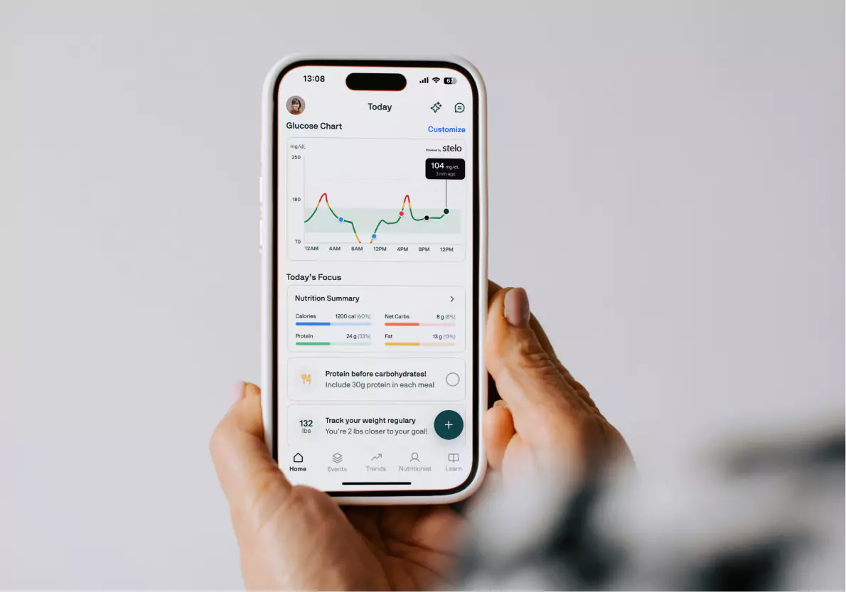 a person looking at their glucose data in the Nutrisense app