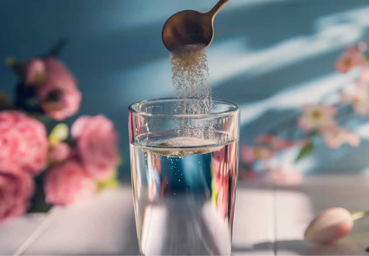 a spoonful of sucralose being added to water