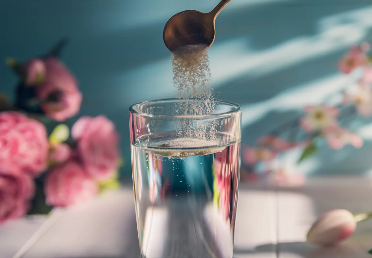 a spoonful of sucralose being added to water