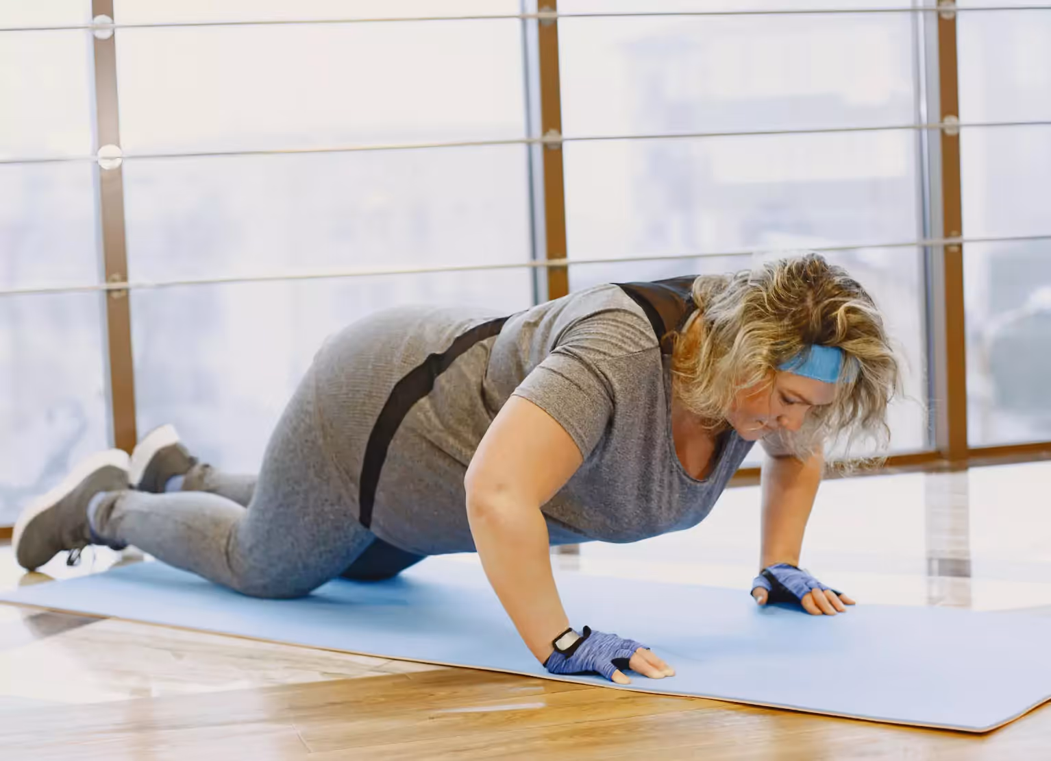a woman doing pushups