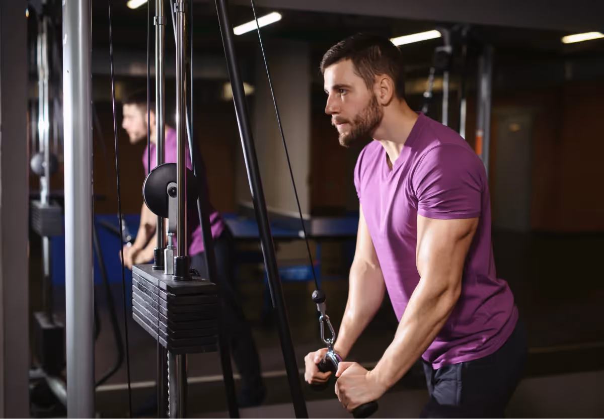 a man doing an oblique crunch