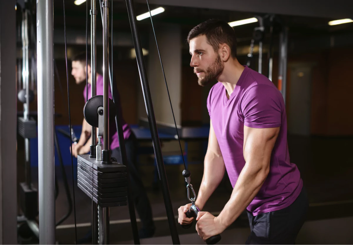 a man doing an oblique crunch